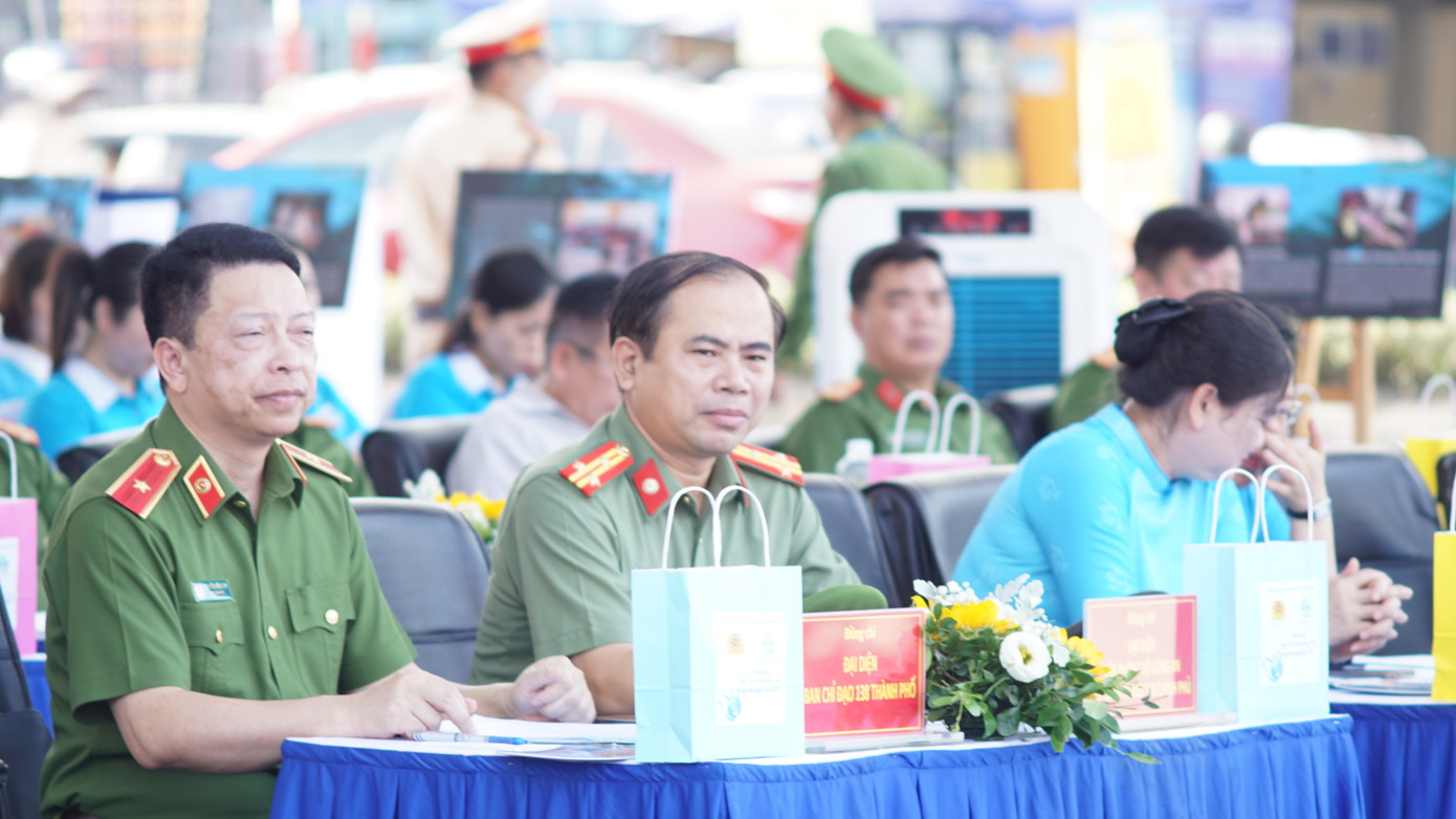 Đại diện V01 - Bộ Công an, Công an TP Hà Nội và các ban, ngành, đoàn thể TP Hà Nội tham dự buổi lễ.