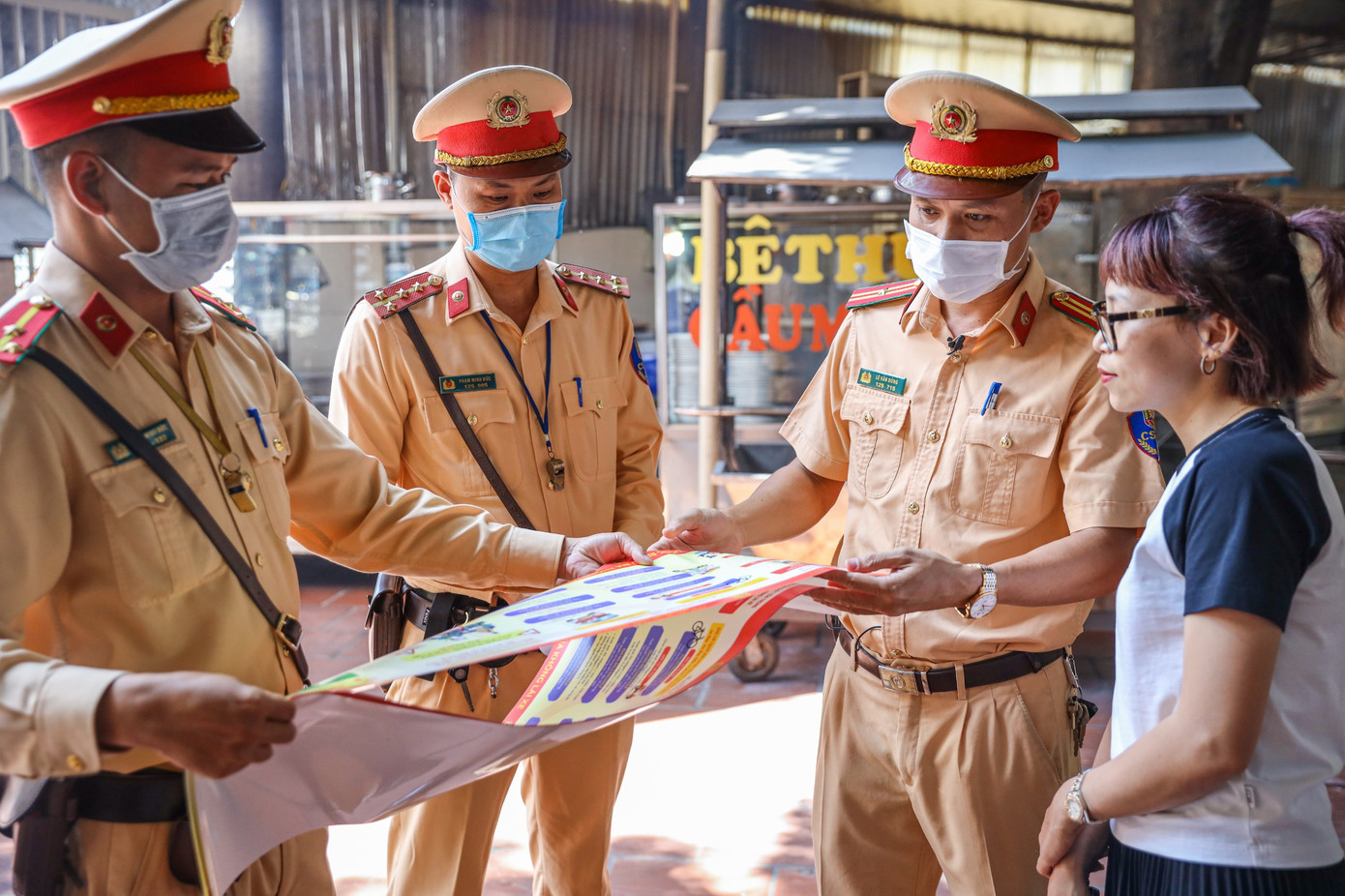 Cán bộ tổ công tác tuyên truyền đến quản lý nhà hàng.