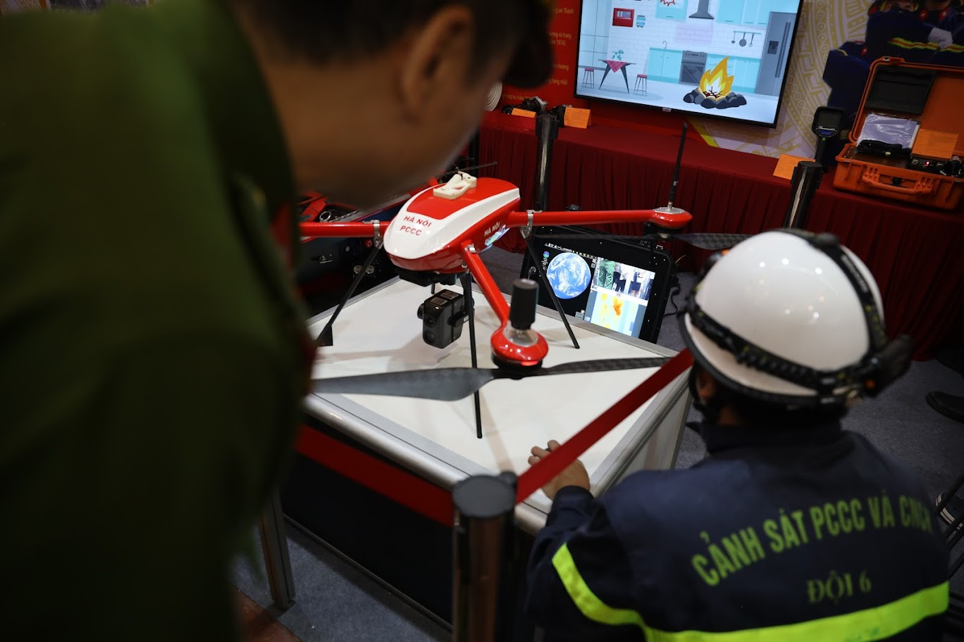 Trên thân máy bay được trang bị một camera hiện đại có thể quan sát từ trên cao. Thông qua màn hình điều khiển, lực lượng PCCC&amp;CNCH có thể xem được một cách rõ nét.