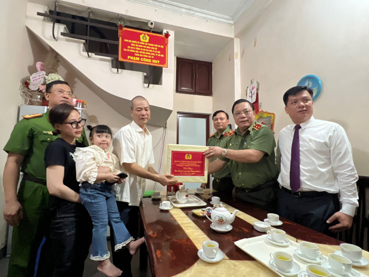 Trung tướng Nguyễn Hải Trung cùng đoàn công tác đến thăm hỏi, tặng quà gia đình. Trung tướng Nguyễn Hải Trung cùng đoàn công tác đến thăm hỏi, tặng quà gia đình.