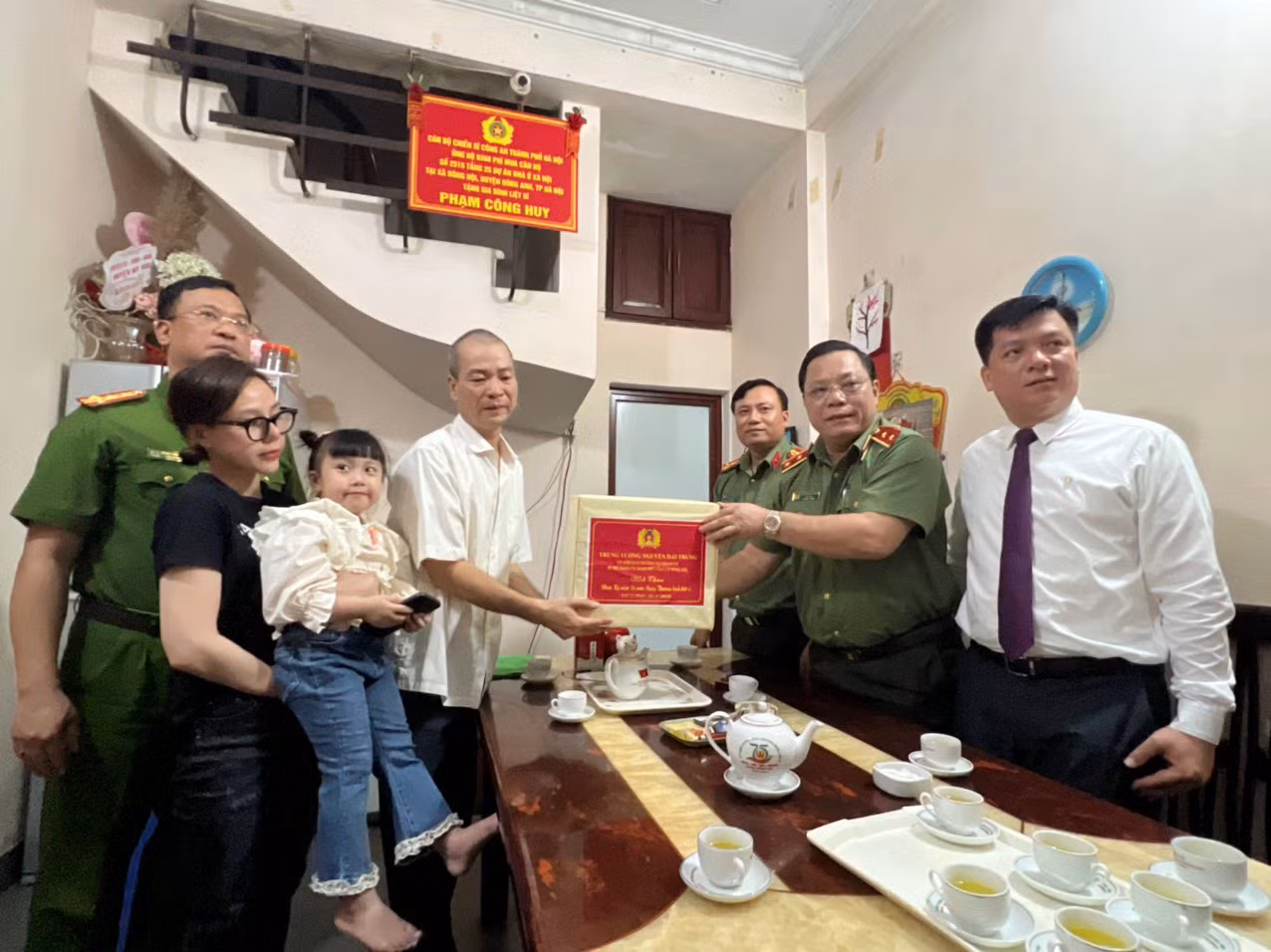 Trung tướng Nguyễn Hải Trung cùng đoàn công tác đến thăm hỏi, tặng quà gia đình. Trung tướng Nguyễn Hải Trung cùng đoàn công tác đến thăm hỏi, tặng quà gia đình.