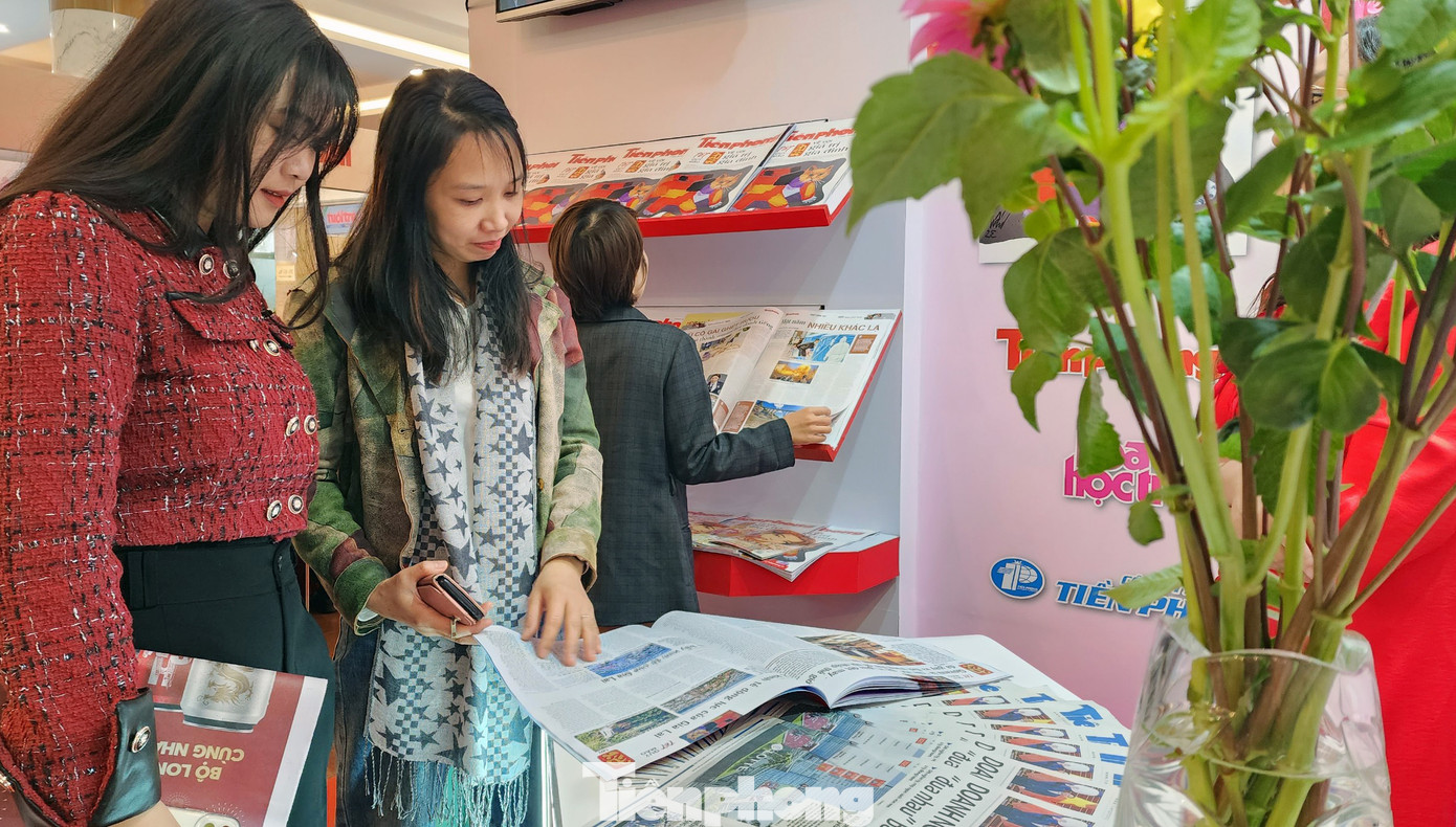 Báo Tiền Phong trưng bày, giới thiệu các ấn phẩm đặc biệt Xuân Quý Mão và nhật báo. Ảnh: Trọng Quân
