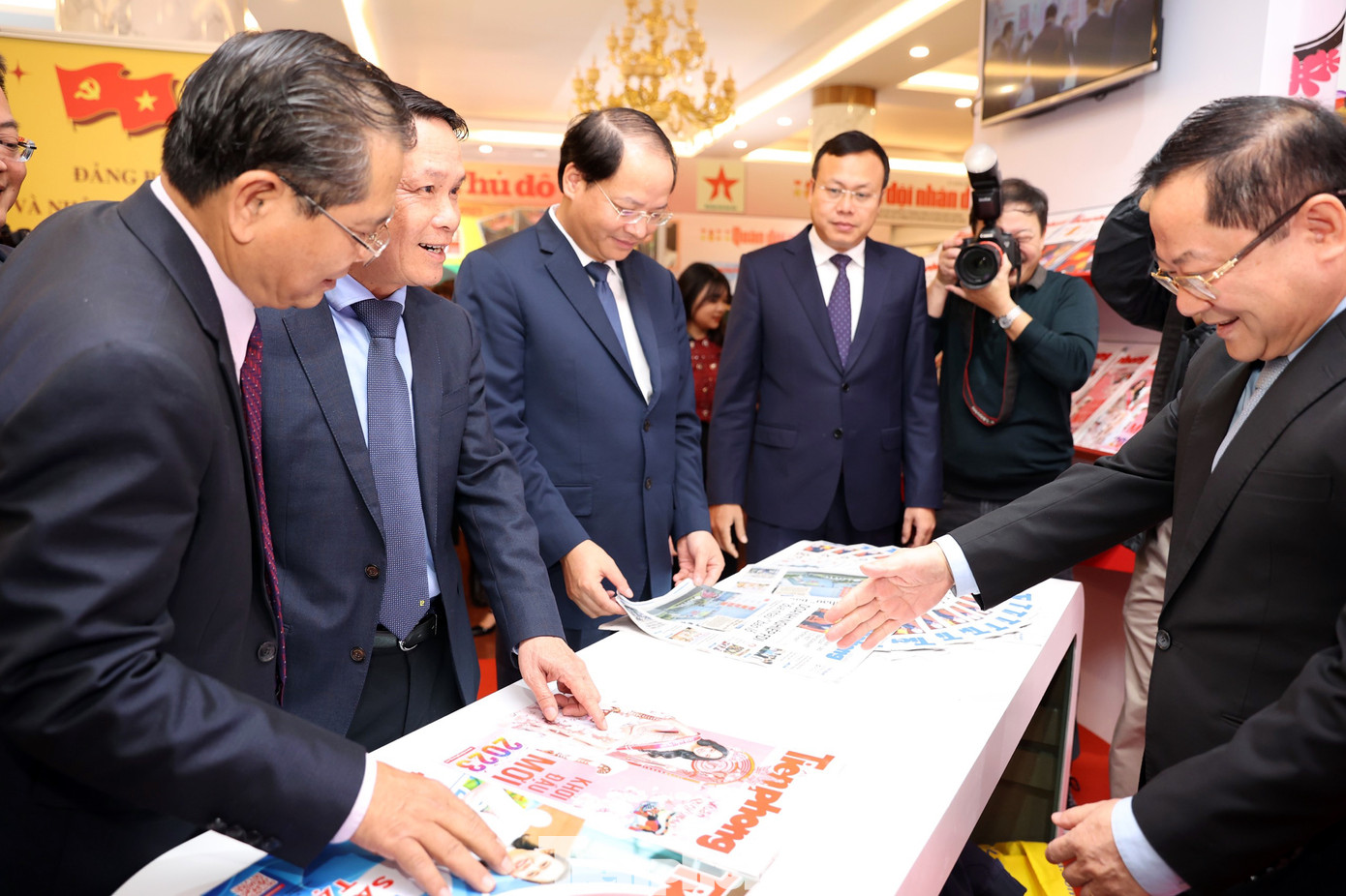 Các đại biểu thăm gian trưng bày Báo Tiền Phong tại Hội báo Xuân Quý Mão - Hà Nội năm 2023. Ảnh: Như Ý