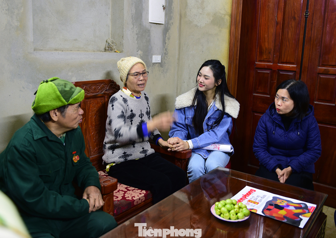 Người đẹp Đinh Khánh Hòa thăm, động viên gia đình thương binh nặng tại thôn Thượng Đồng, xã Văn Phong, huyện Nho Quan. Ảnh: Xuân Tùng