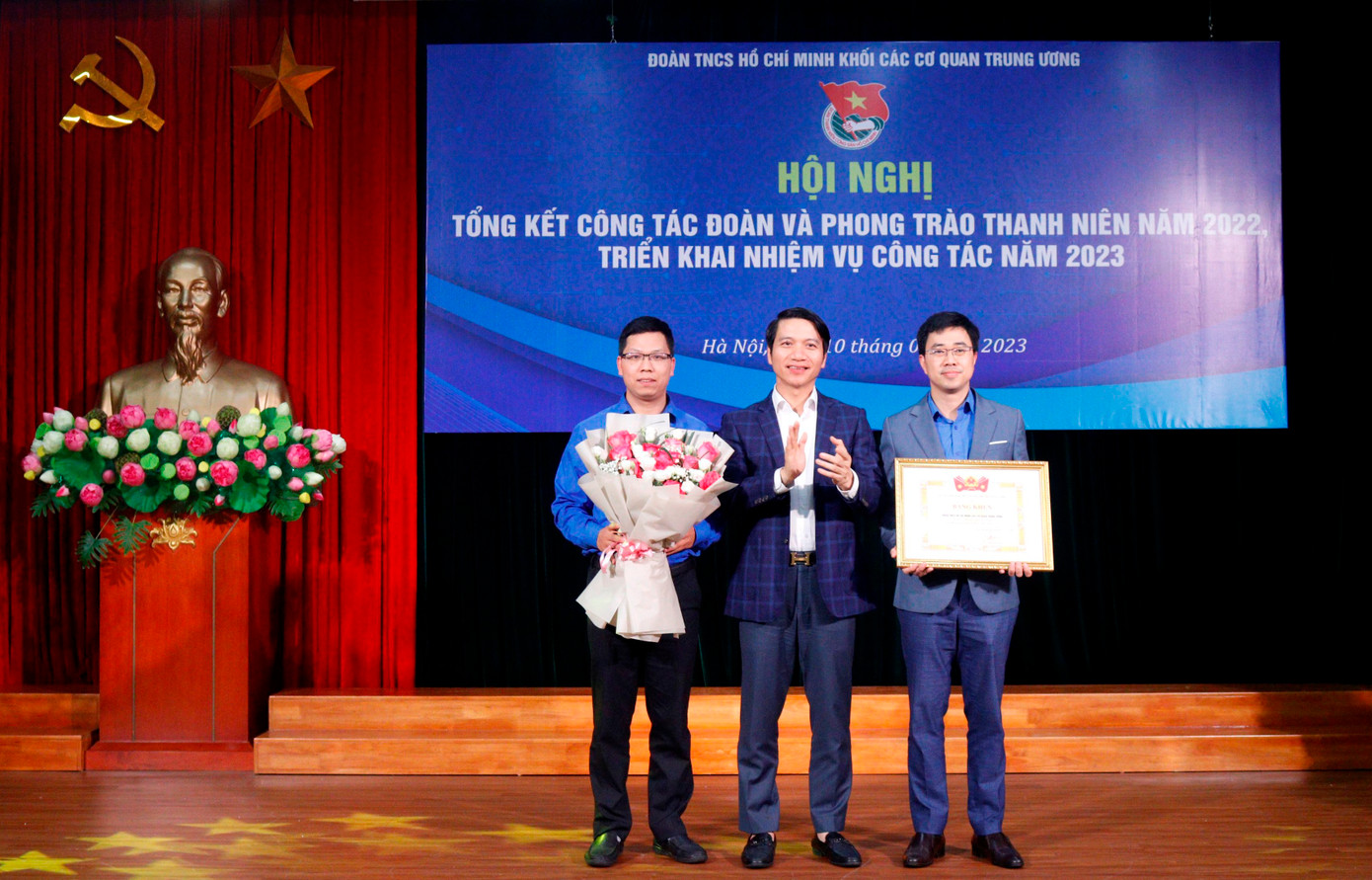 Anh Nguyễn Ngọc Lương tặng Bằng khen của Trung ương Đoàn cho Đoàn Khối các cơ quan Trung ương- đơn vị xuất sắc trong công tác đoàn và phong trào thanh niên năm 2022. Ảnh: Trịnh Lý