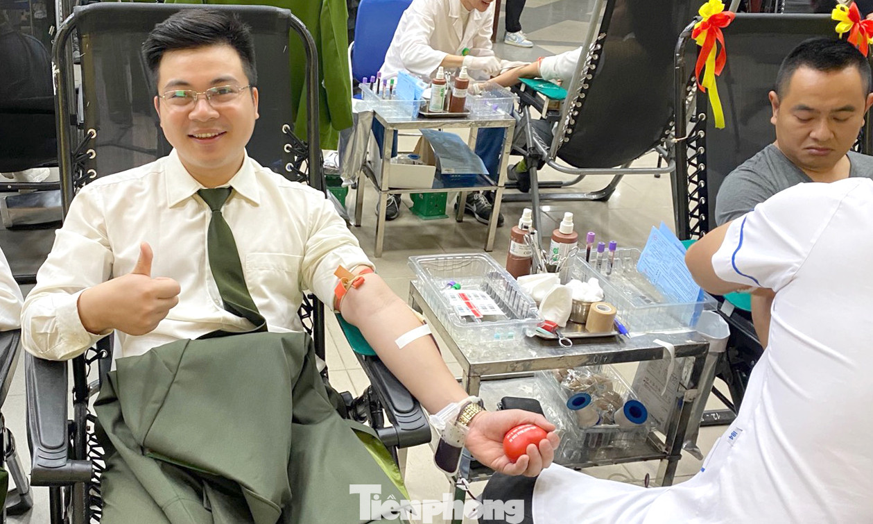 Anh Lương Công Việt hiến máu tại chương trình hưởng ứng Chủ nhật Đỏ lần thứ XV năm 2023. Ảnh: CTV