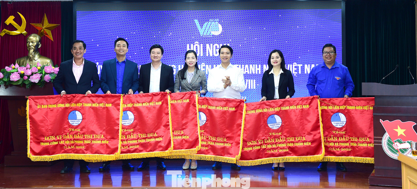 Anh Nguyễn Ngọc Lương trao cờ đơn vị dẫn đầu thi đua cho các đơn vị. Ảnh: Xuân Tùng