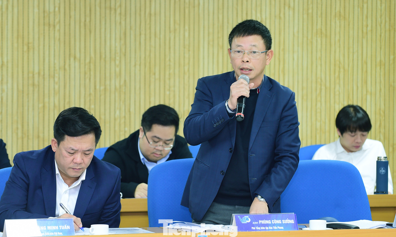 Anh Phùng Công Sưởng phát biểu ý kiến tại hội nghị. Ảnh: Xuân Tùng