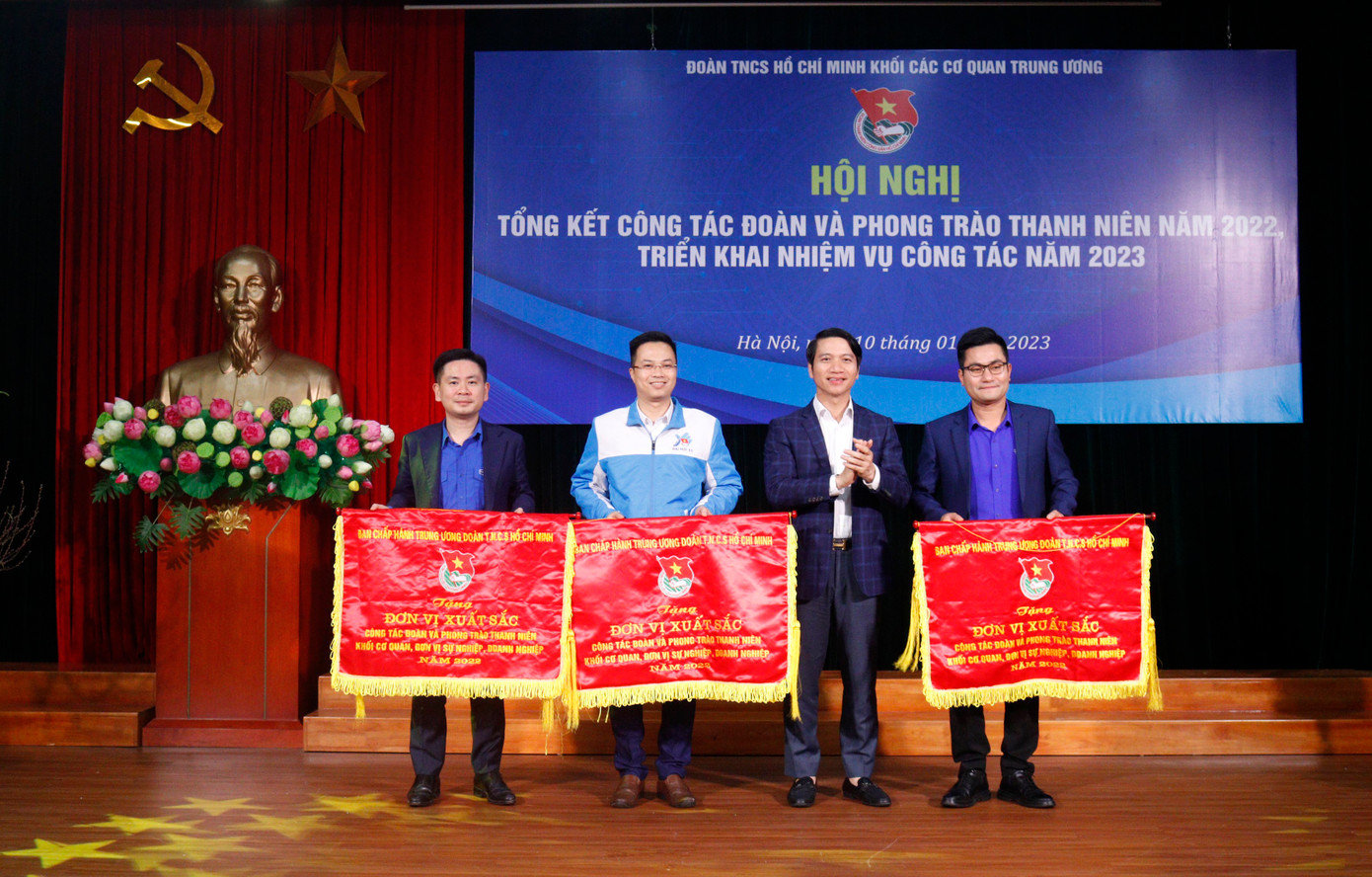 Anh Nguyễn Ngọc Lương tặng Cờ thi đua xuất sắc trong công tác đoàn và phong trào thanh niên Khối cơ quan, sự nghiệp, doanh nghiệp năm 2022 của Ban Chấp hành Trung ương Đoàn cho 03 đơn vị thuộc Khối.