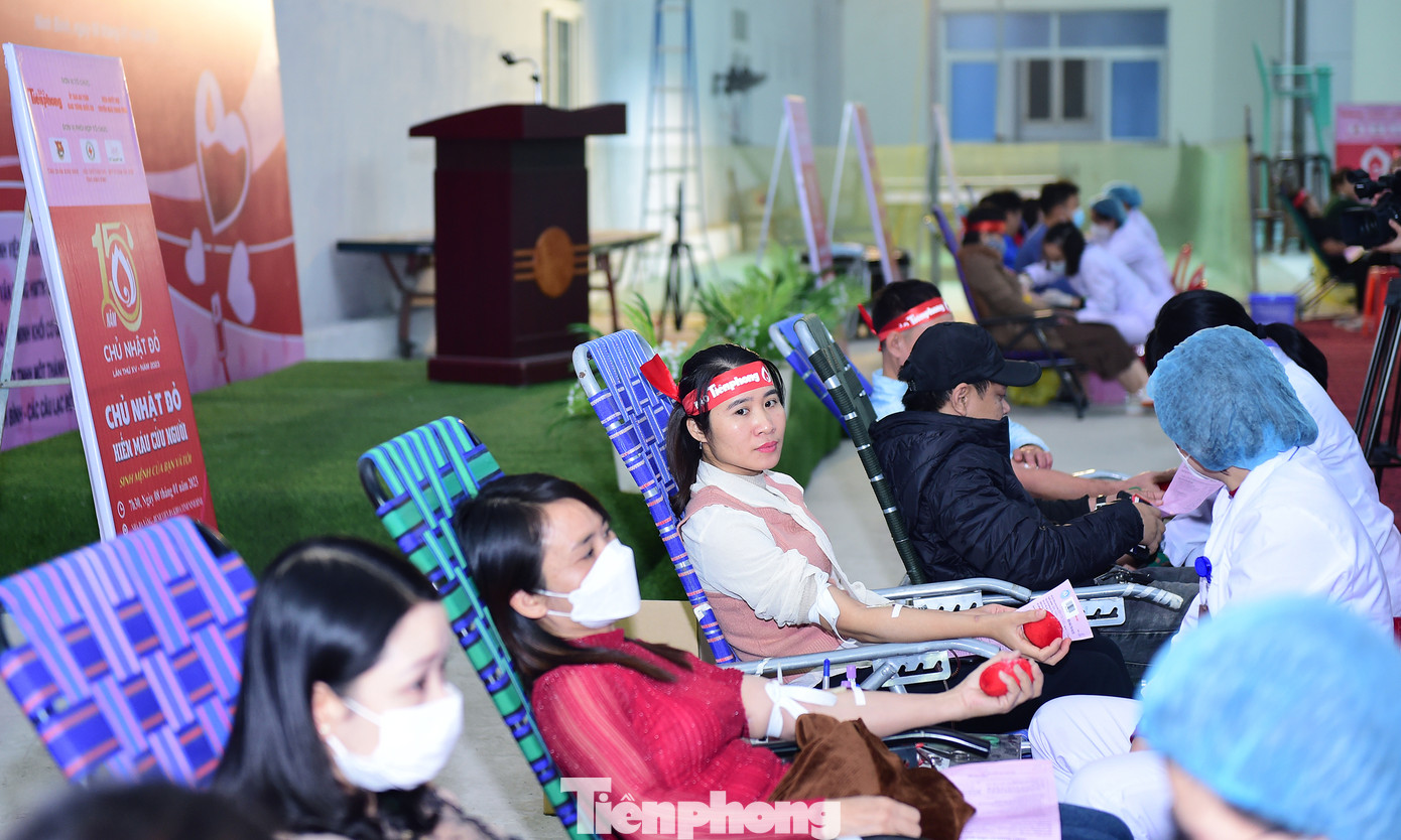 Chị Đoàn Thị Tuyến (thứ ba từ trái sang) hiến máu tại chương trình. Ảnh: Xuân Tùng