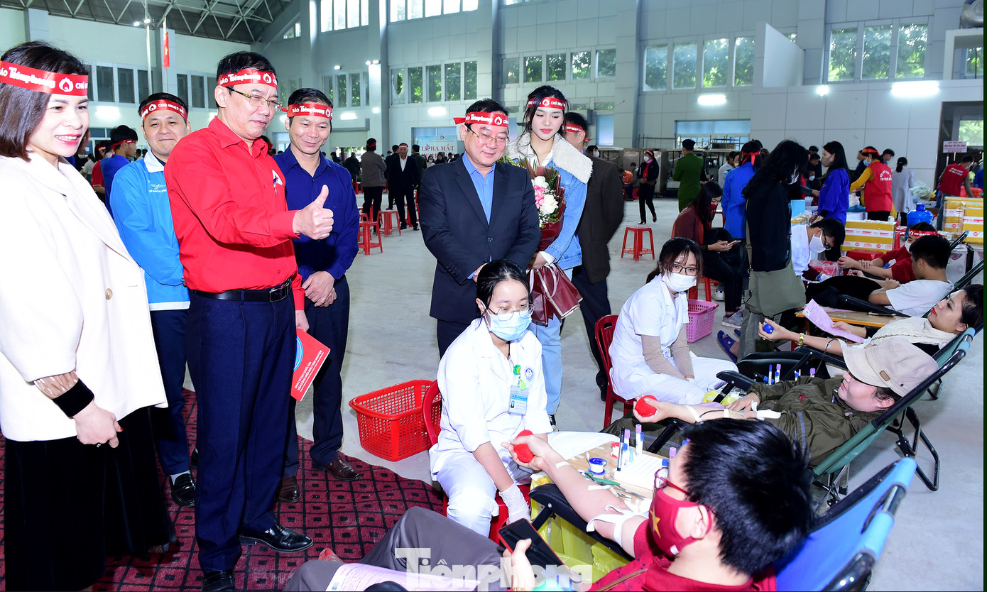 Các đại biểu thăm, động viên người hiến máu tại chương trình. Ảnh: Xuân Tùng