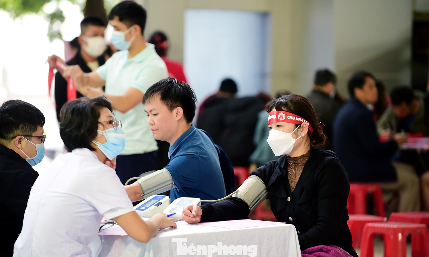 Đoàn viên thanh niên và người dân đăng ký hiến máu và kiểm tra sức khỏe tại chương trình. Ảnh: Xuân Tùng