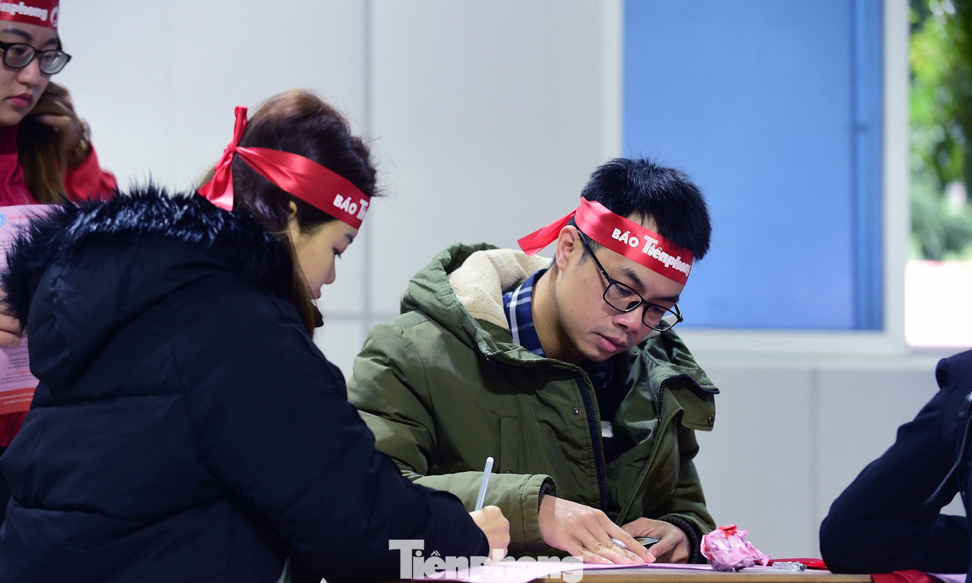 Đoàn viên thanh niên và người dân đăng ký hiến máu và kiểm tra sức khỏe tại chương trình. Ảnh: Xuân Tùng