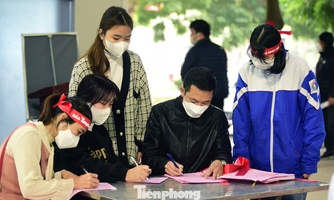 Đoàn viên thanh niên và người dân đăng ký hiến máu và kiểm tra sức khỏe tại chương trình. Ảnh: Xuân Tùng