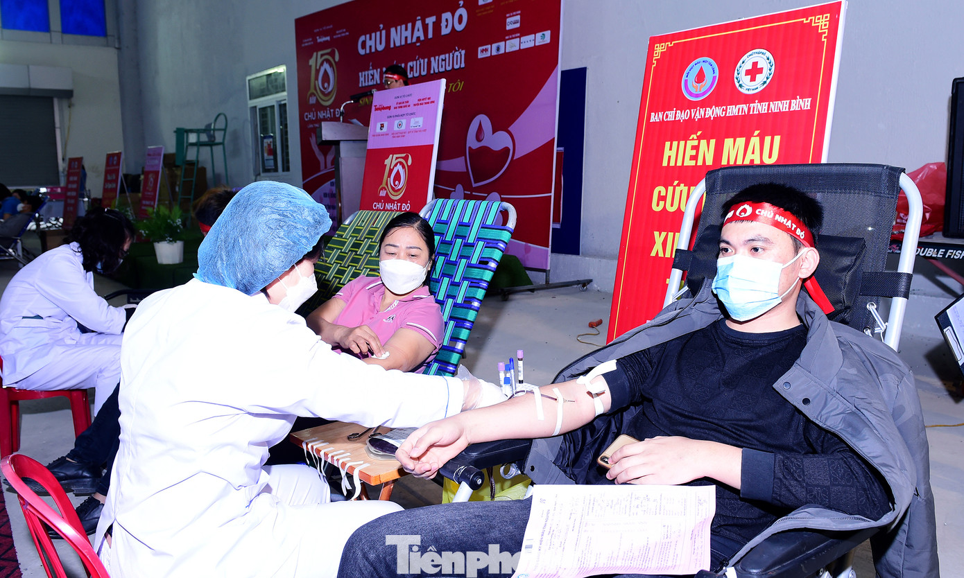 Anh Trịnh Minh Công (ngoài cùng bên phải) hiến máu tại chương trình. Ảnh: Xuân Tùng