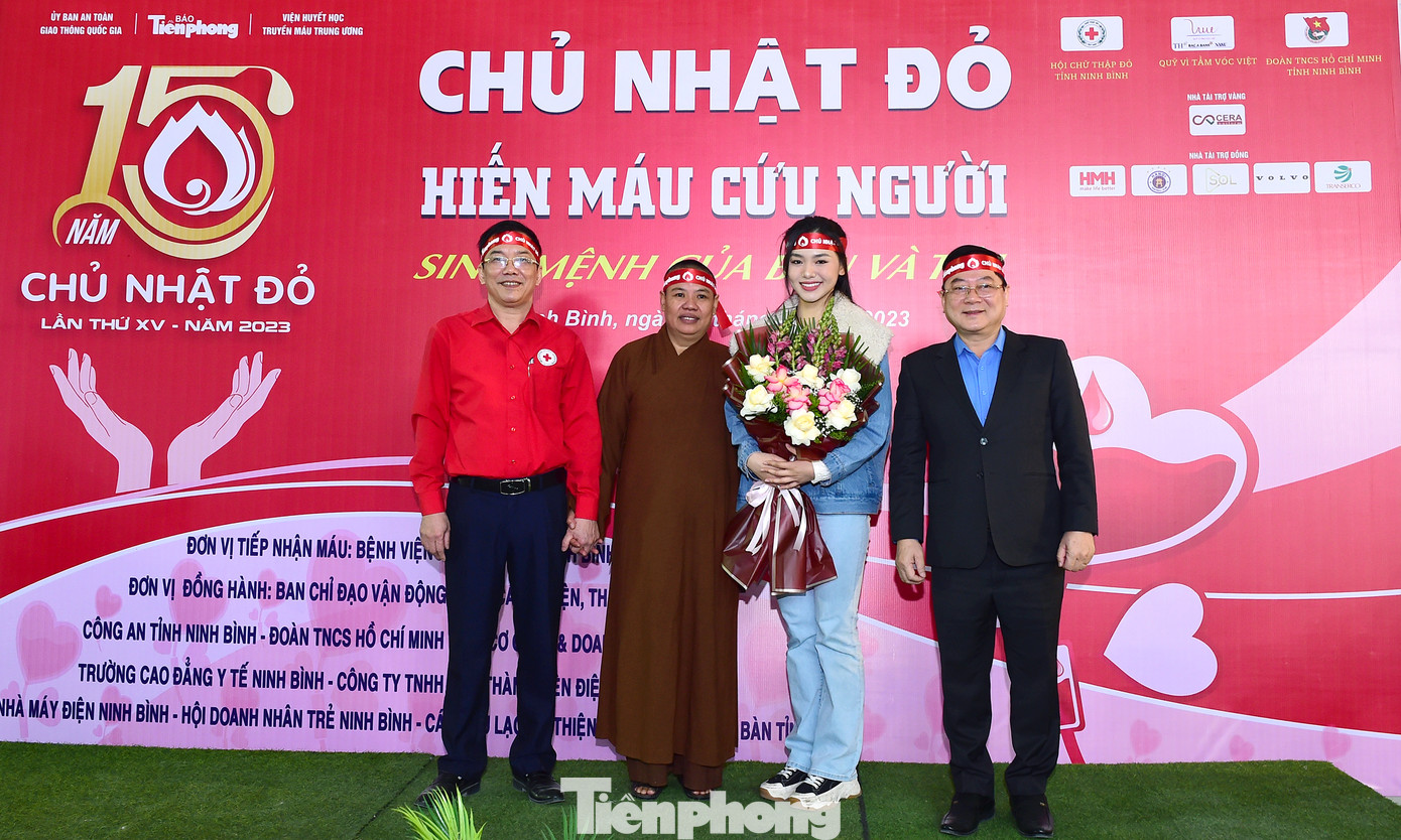 Tham gia hiến máu trong chương trình có màu áo của người tu hành.