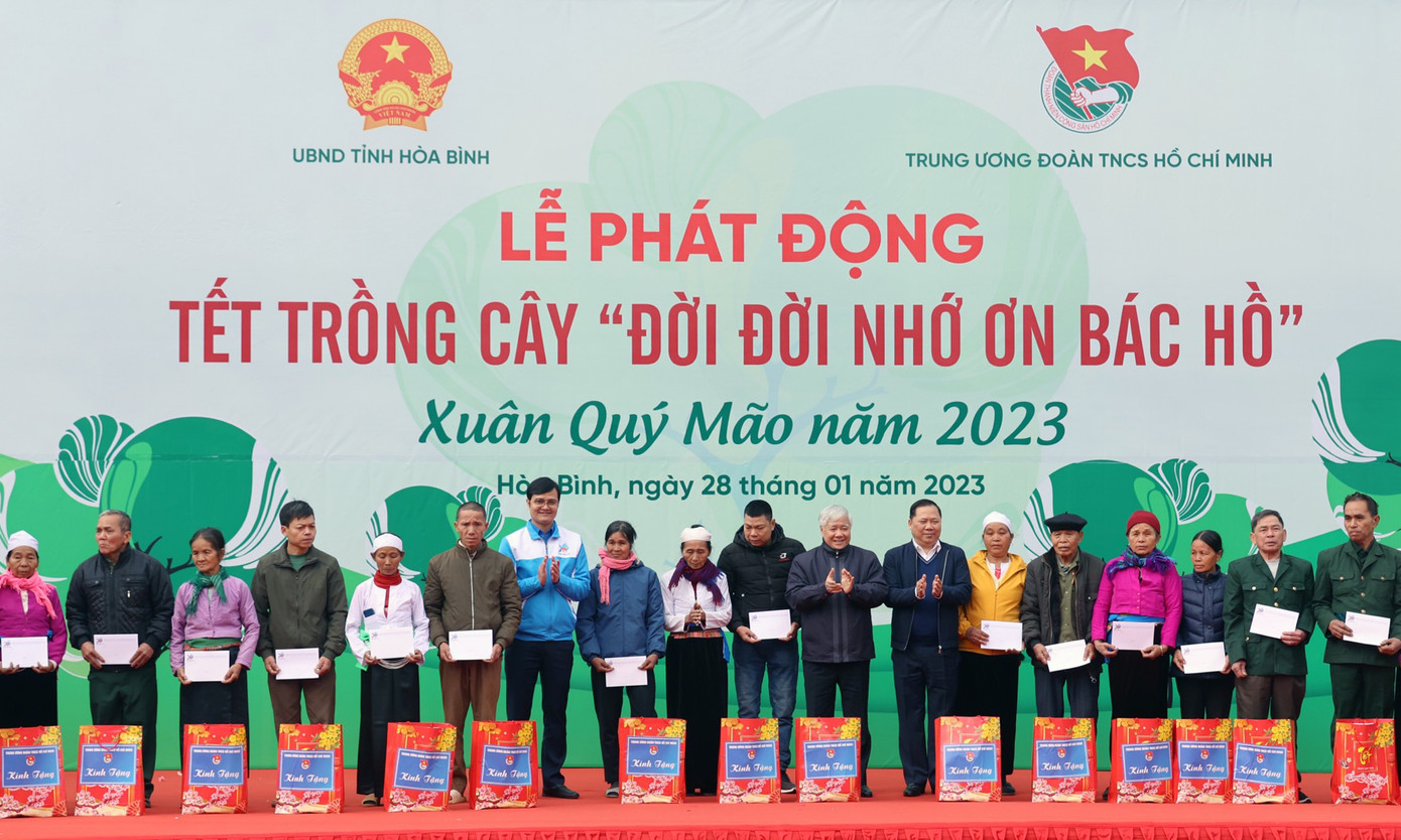 Ông Đỗ Văn Chiến, anh Bùi Quang Huy và ông Nguyễn Phi Long tặng quà các gia đình chính sách. Ảnh: Như Ý