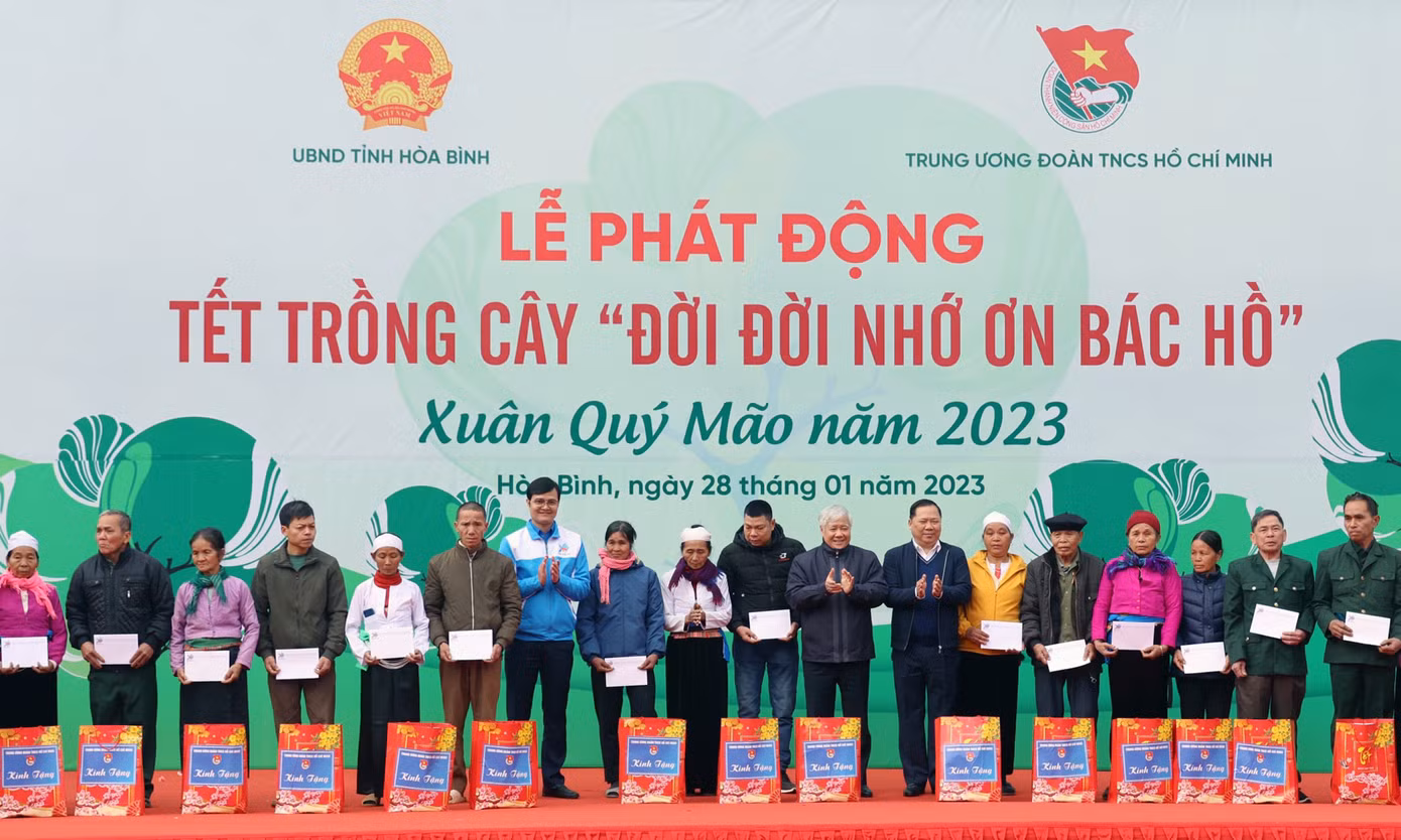 Ông Đỗ Văn Chiến, anh Bùi Quang Huy và ông Nguyễn Phi Long tặng quà các gia đình chính sách. Ảnh: Như Ý