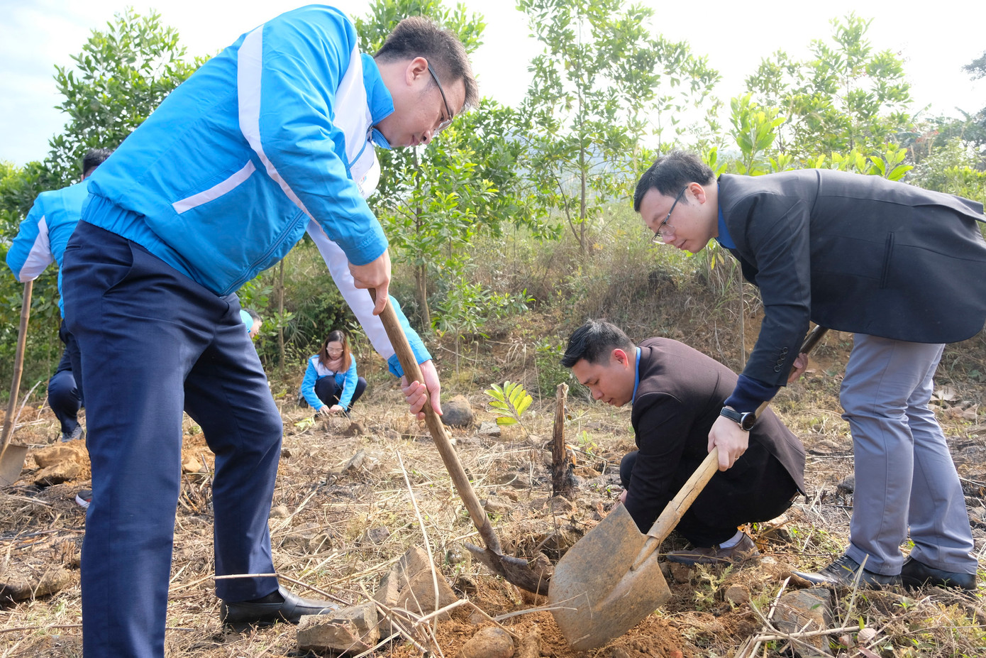 Các đại biểu và đoàn viên thanh niên trồng cây tại chương trình. Ảnh: Châu Linh, Quang Trường