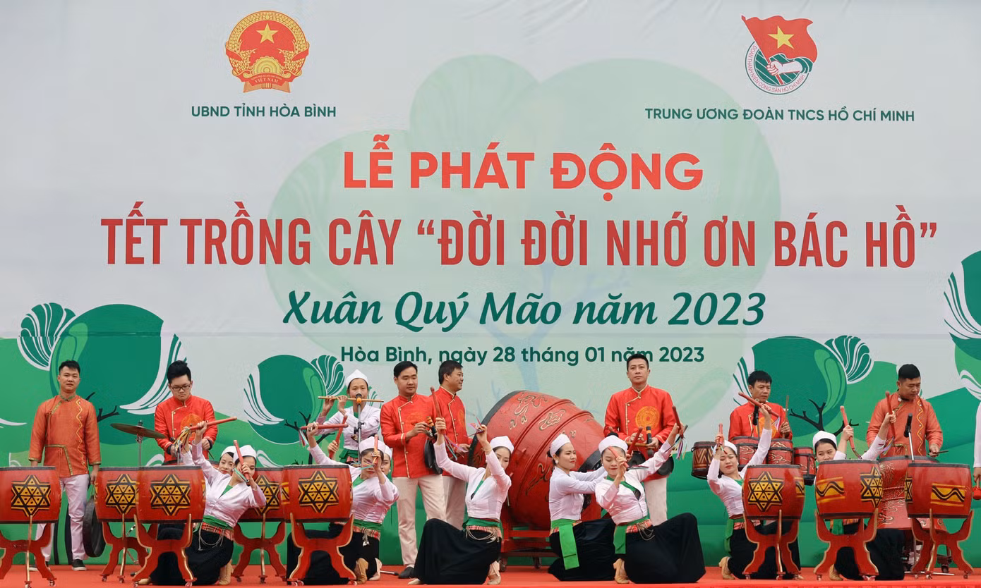 Lễ phát động Tết trồng cây "Đời đời nhớ ơn Bác Hồ" Xuân Quý Mão năm 2023 tại Hòa Bình. Ảnh: Như Ý