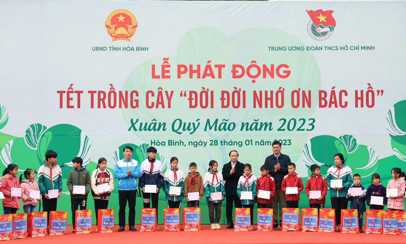 Nhiều suất quà được trao tặng thanh thiếu nhi có hoàn cảnh khó khăn trong chương trình. Ảnh: Như Ý