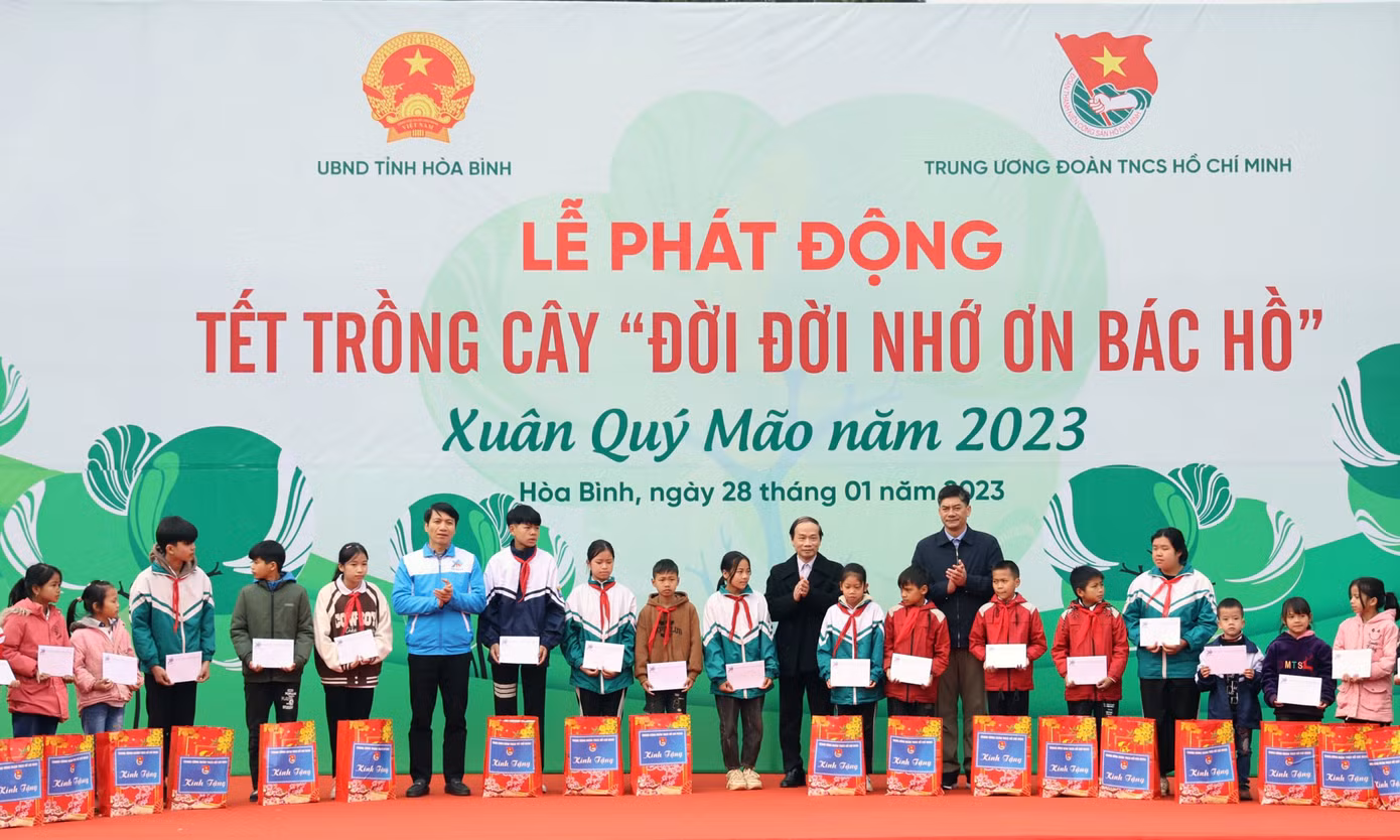 Nhiều suất quà được trao tặng thanh thiếu nhi có hoàn cảnh khó khăn trong chương trình. Ảnh: Như Ý