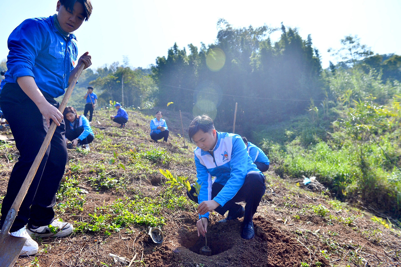 Các đại biểu và đoàn viên thanh niên trồng cây tại chương trình. Ảnh: Châu Linh, Quang Trường