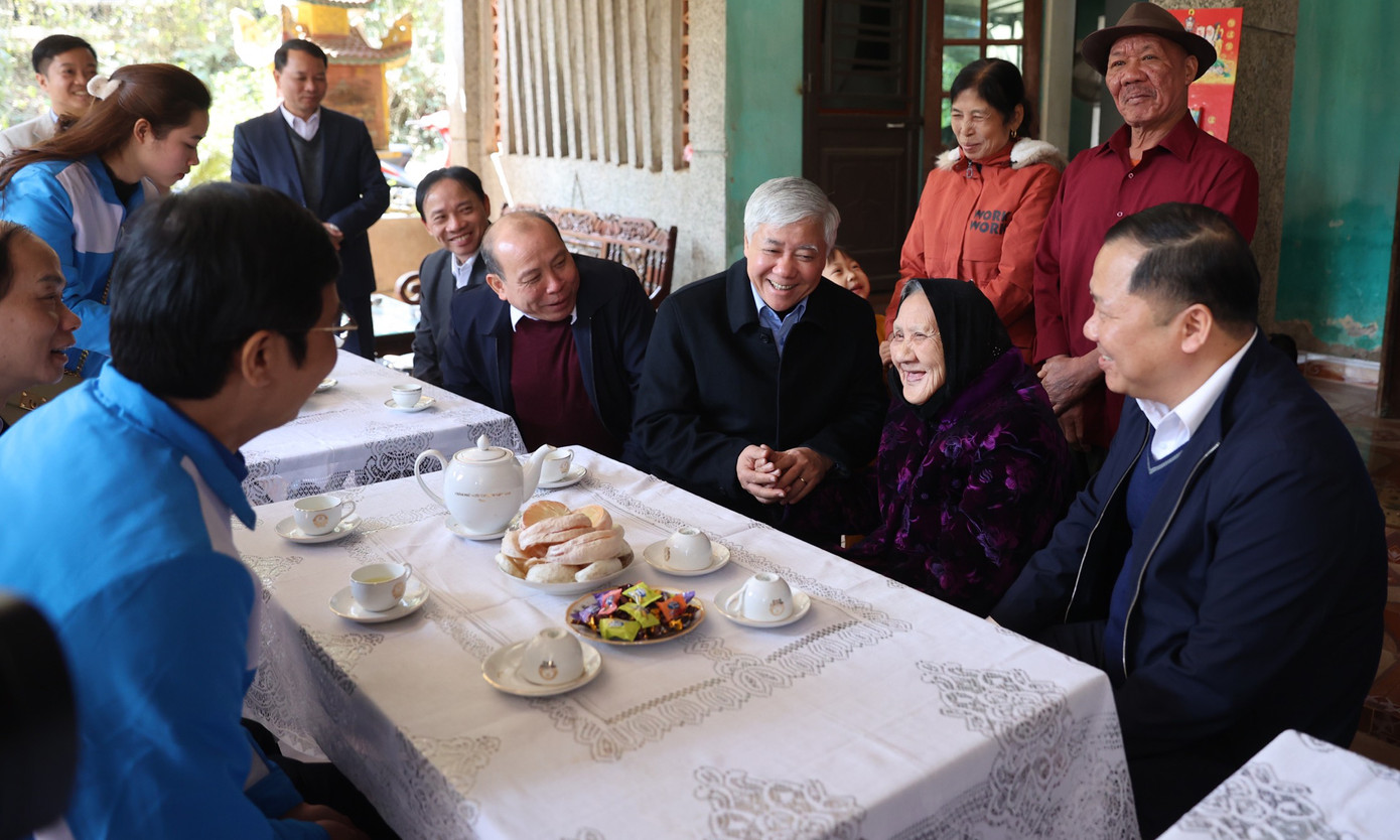 Các đại biểu thăm, tặng quà Mẹ Việt Nam anh hùng Nguyễn Thị Chố. Ảnh: Như Ý