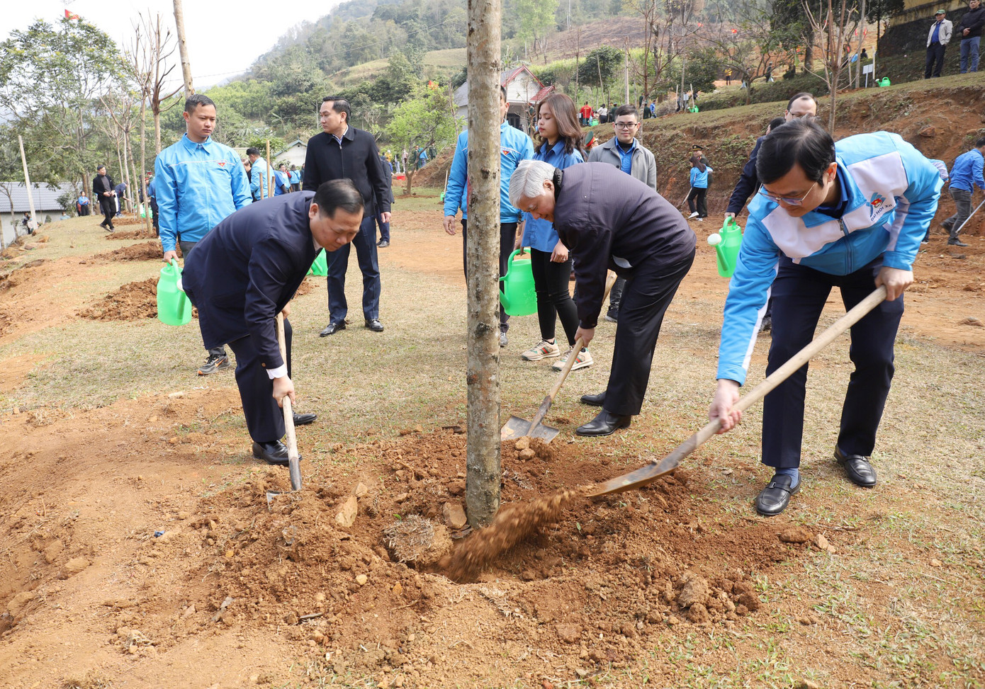 Các đại biểu và đoàn viên thanh niên trồng cây tại chương trình. Ảnh: Châu Linh, Quang Trường