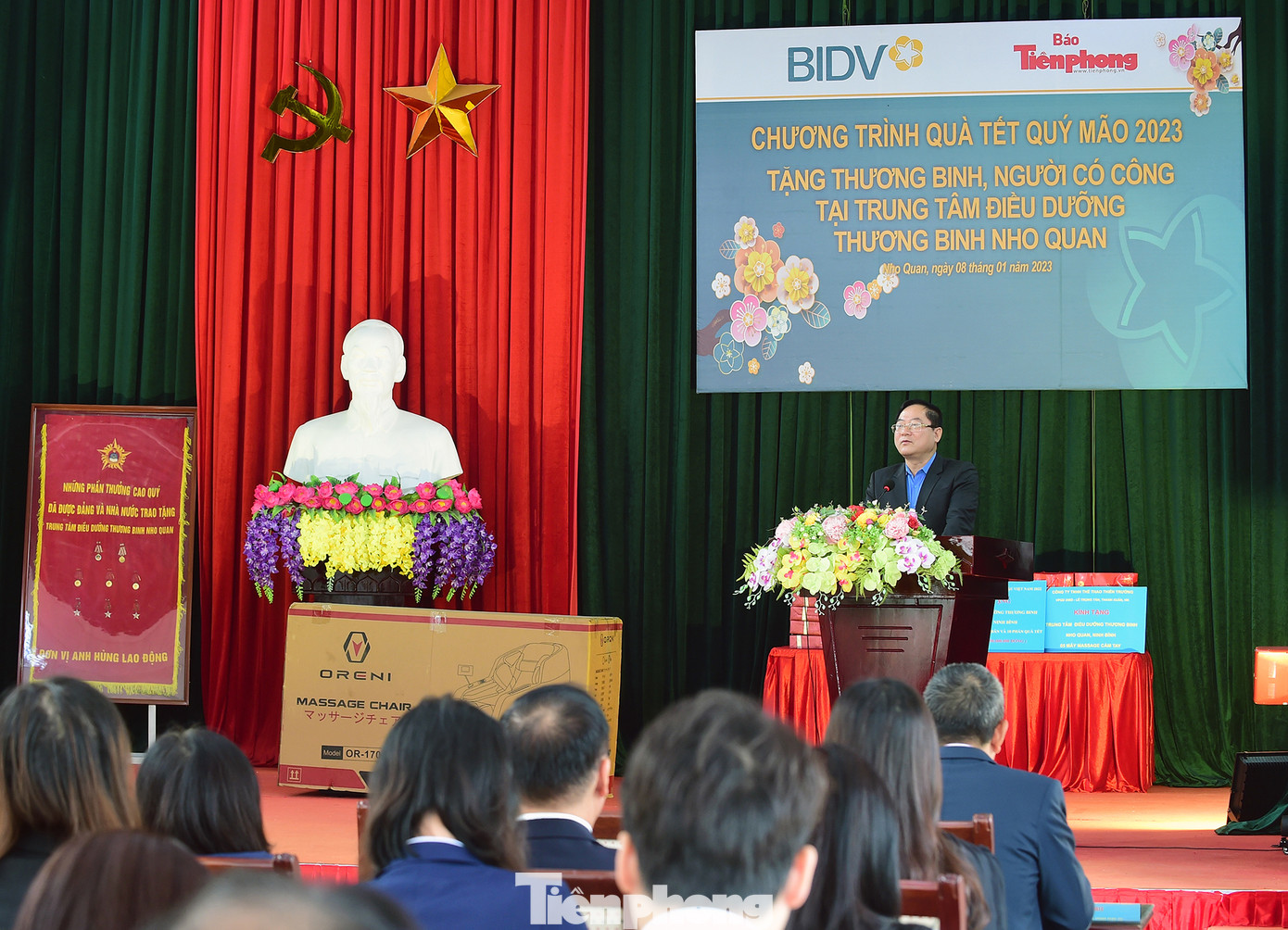 Đoàn công tác báo Tiền Phong và Ngân hàng BIDV thăm, tặng quà Tết Quý Mão năm 2023 tới thương binh, người có công đang điều dưỡng tại Trung tâm Điều dưỡng thương binh Nho Quan.