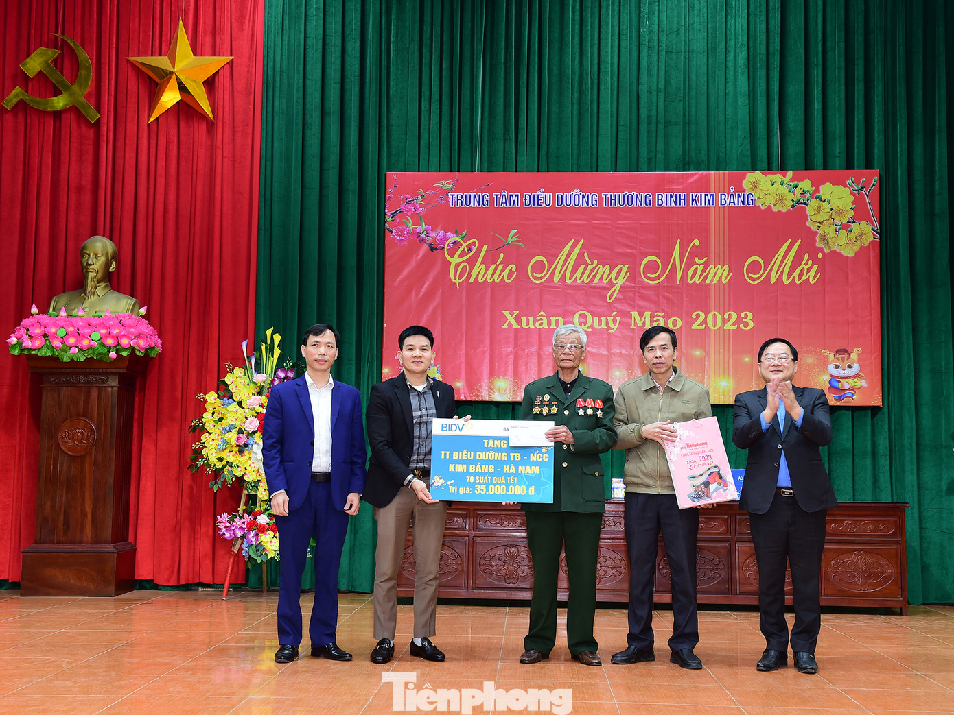 Đoàn công tác tặng quà thương binh, người có công tại Trung tâm điều dưỡng thương binh Kim Bảng.