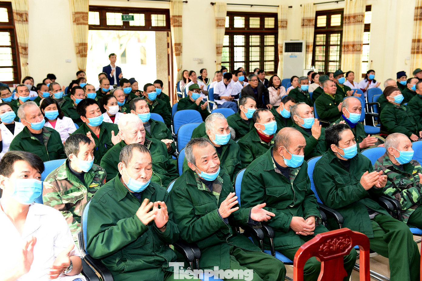 Các thương bệnh binh, người có công hòa vào không khí giao lưu sôi nổi.