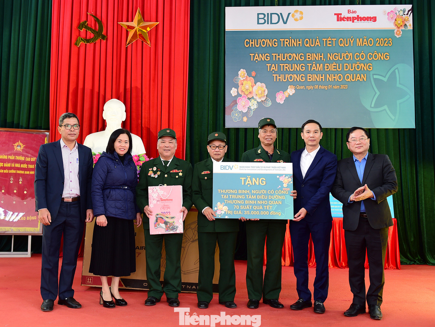 Đoàn công tác tặng quà thương binh, người có công tại Trung tâm điều dưỡng thương binh Nho Quan