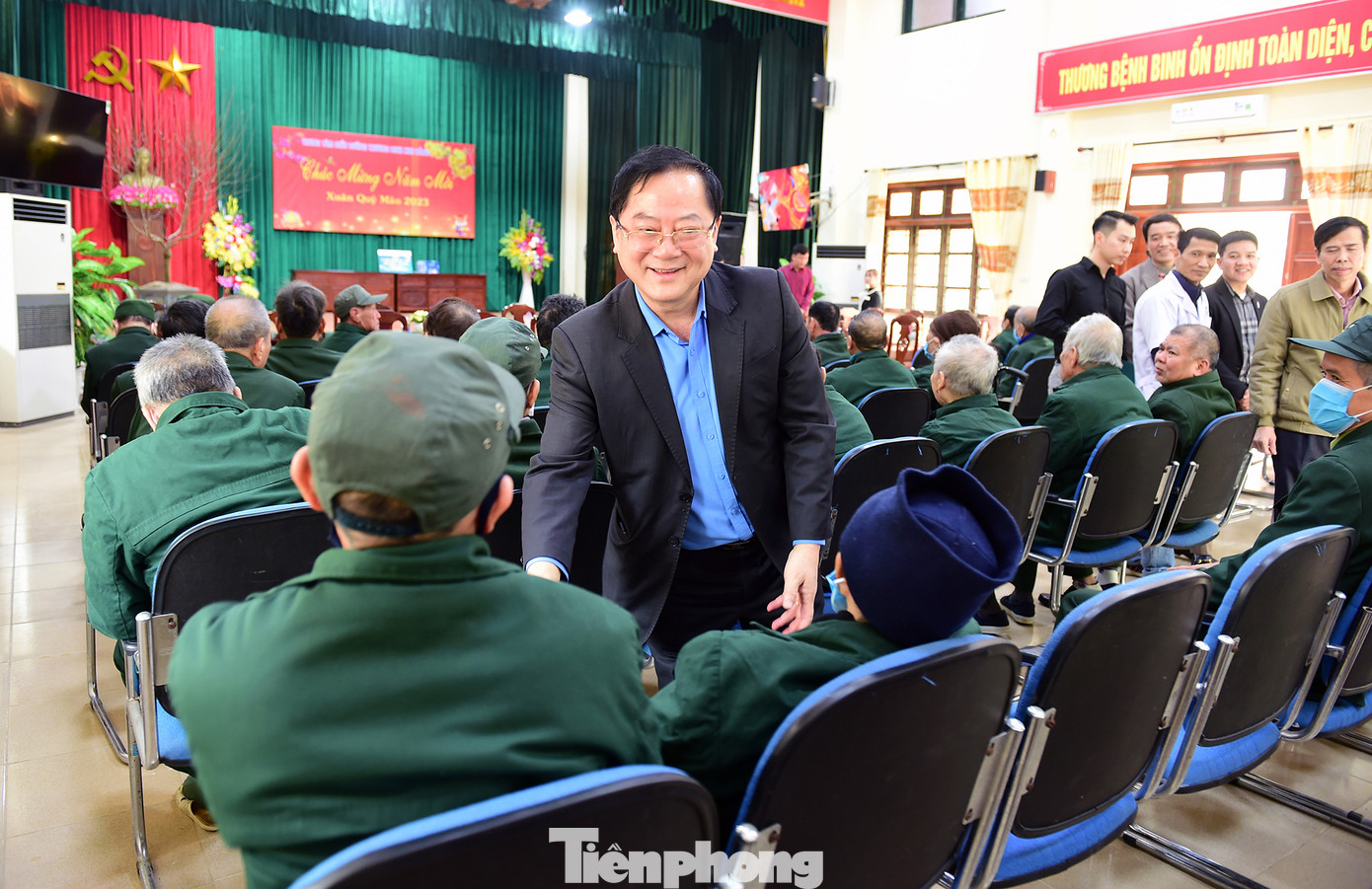 Nhà báo Lê Xuân Sơn thăm hỏi, động viên các thương binh tại trung tâm Kim Bảng.