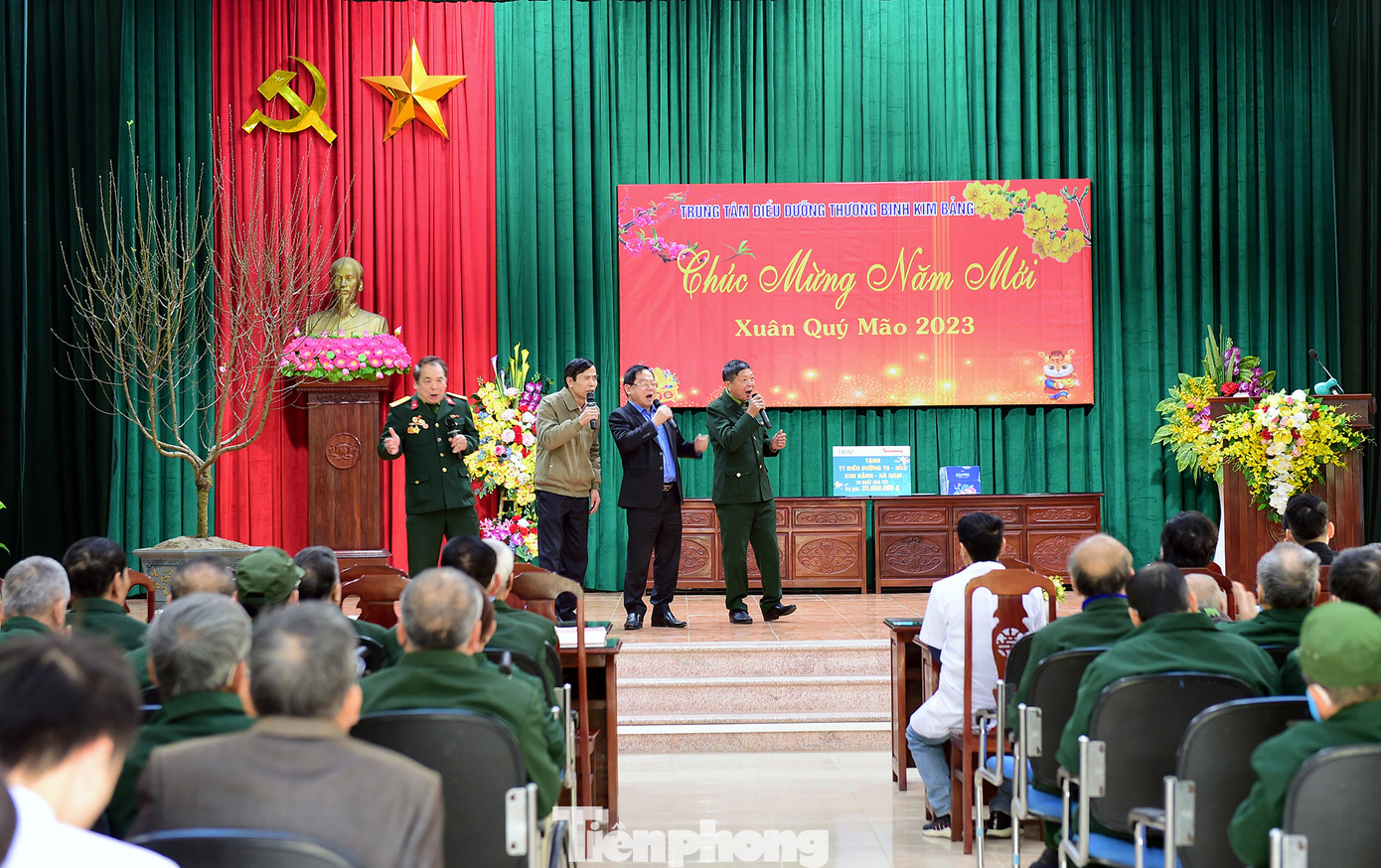 Đoàn công tác và cán bộ, thương binh giao lưu văn nghệ trong chương trình