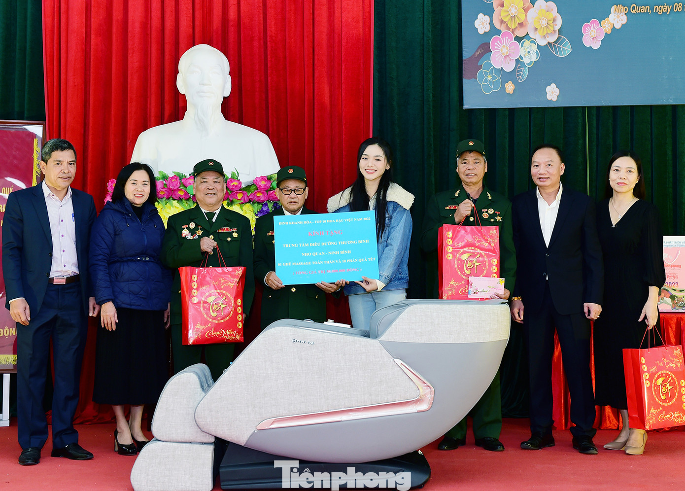 Người đẹp Đinh Khánh Hòa và gia đình trao tặng những phần quà tới trung tâm. Ảnh: Xuân Tùng