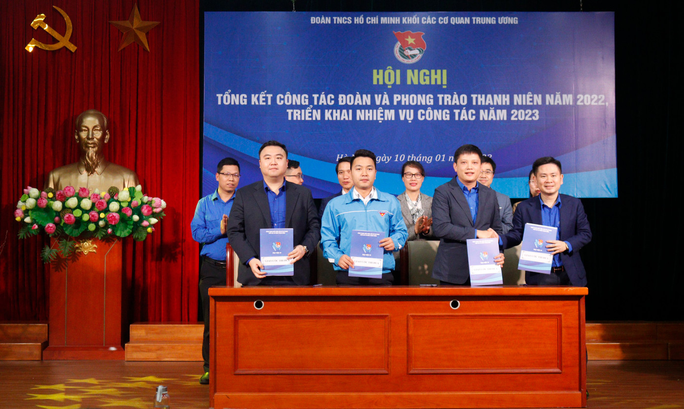 Tại Hội nghị, 56 cơ sở đoàn trực thuộc Khối chia thành 4 cụm trực thuộc ký kết giao ước thi đua năm 2023 gồm 5 nhiệm vụ trọng tâm và 11 chỉ tiêu. Ảnh: Trịnh Lý