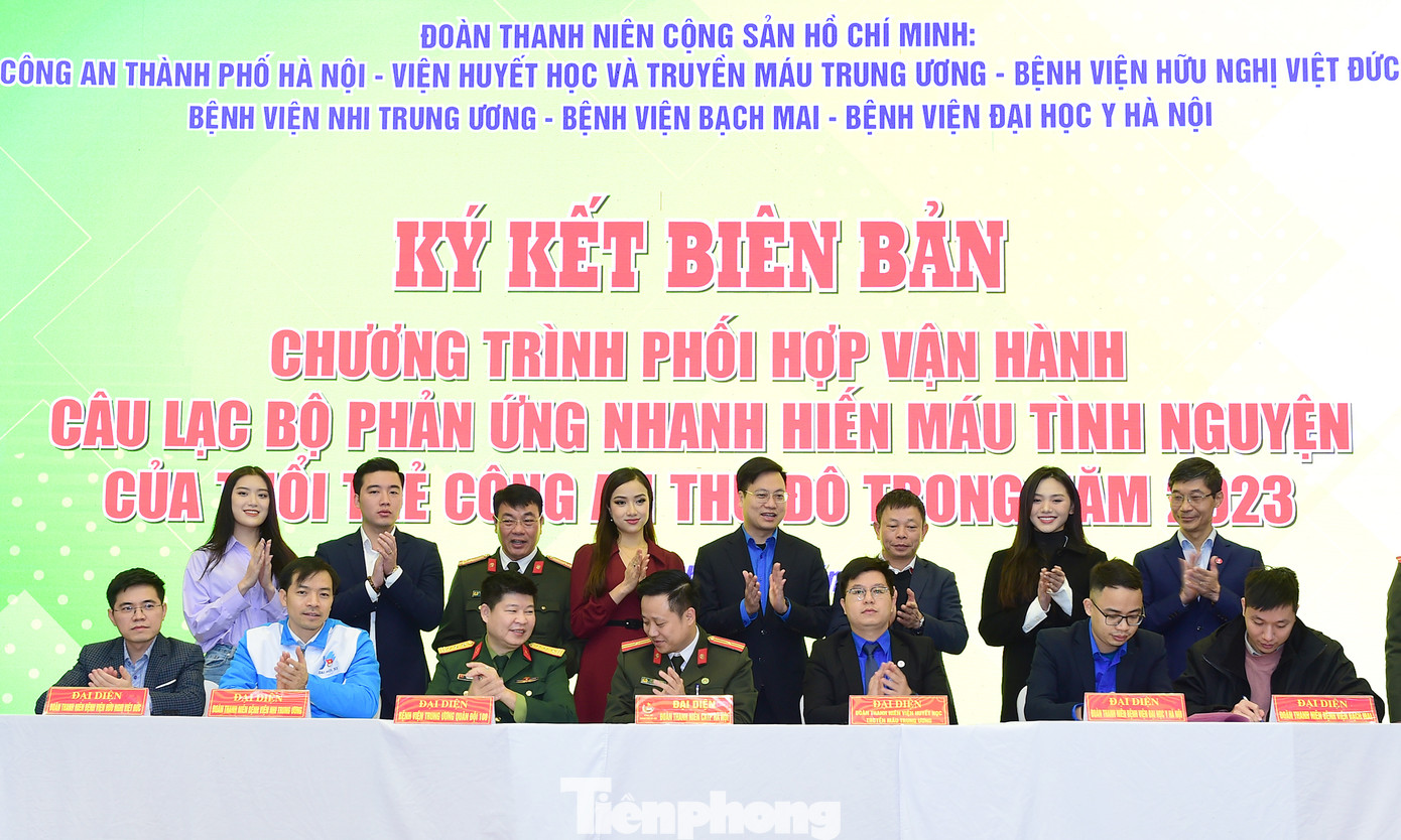 Đại diện các đơn vị ký kết biên bản phối hợp vận hành CLB Phản ứng nhanh hiến máu tình nguyện của tuổi trẻ Công an Thủ đô. Ảnh: Xuân Tùng