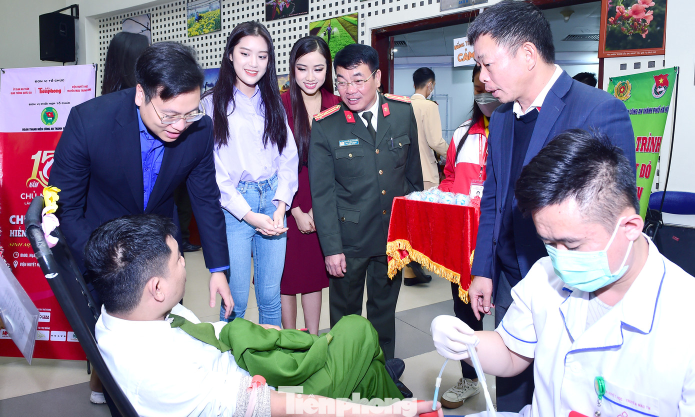 Các đại biểu, người đẹp Việt Nam năm 2022 thăm hỏi, động viên người tham gia hiến máu tại chương trình. Ảnh: Xuân Tùng