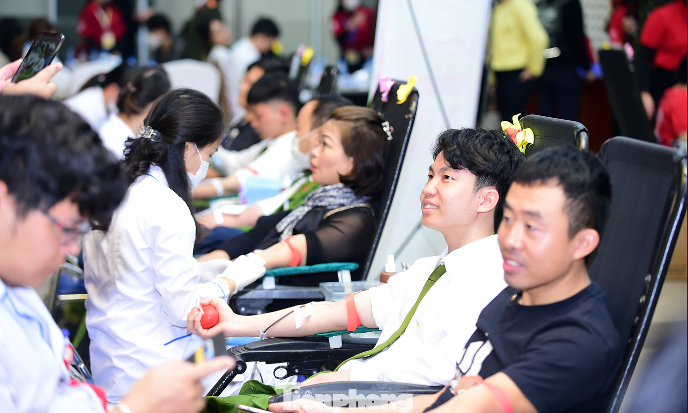 Các cán bộ, chiến sĩ Công an TP.Hà Nội hiến máu tại chương trình. Ảnh: Xuân Tùng