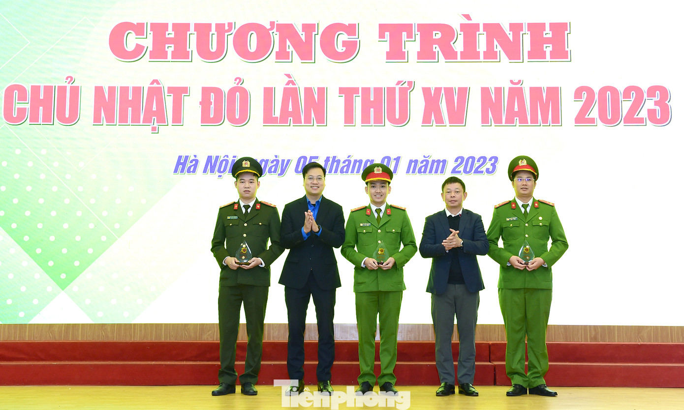 Anh Trần Quang Hưng và nhà báo Phùng Công Sưởng tặng kỷ niệm chương Chủ nhật Đỏ tới các cá nhân có nhiều đóng góp trong phong trào hiến máu và chương trình Chủ nhật Đỏ. Ảnh: Xuân Tùng