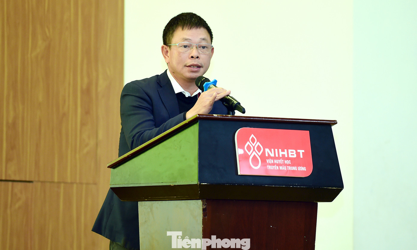 Nhà báo Phùng Công Sưởng phát biểu tại chương trình. Ảnh: Xuân Tùng