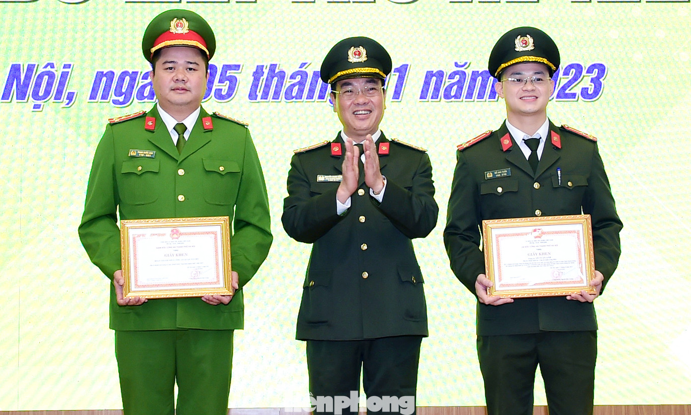 Thượng tá Nguyễn Mạnh Tuấn trao khen thưởng cho các cá nhân có thành tích trong tổ chức Hành trình ”Giọt máu nghĩa tình” năm 2022. Ảnh: Xuân Tùng