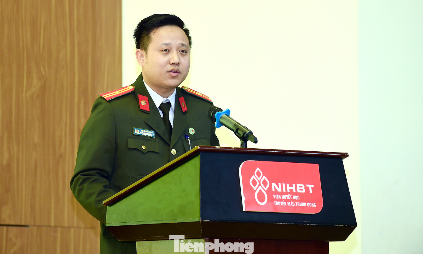 Thiếu tá Bùi Mạnh Hùng phát biểu tại chương trình. Ảnh: Xuân Tùng