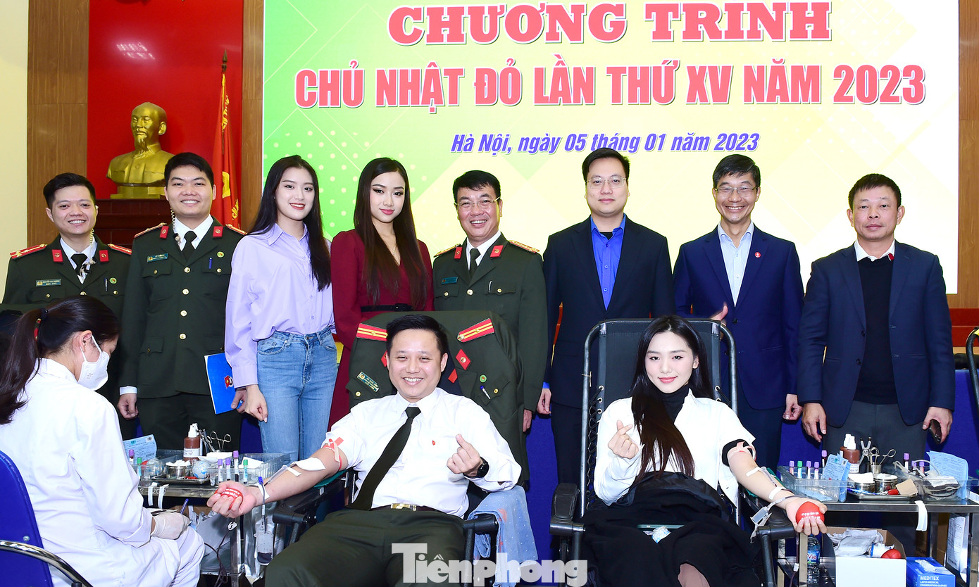 Thiếu tá Bùi Mạnh Hùng và người đẹp Việt Nam Đinh Khánh Hòa hiến máu tại chương trình. Ảnh: Xuân Tùng