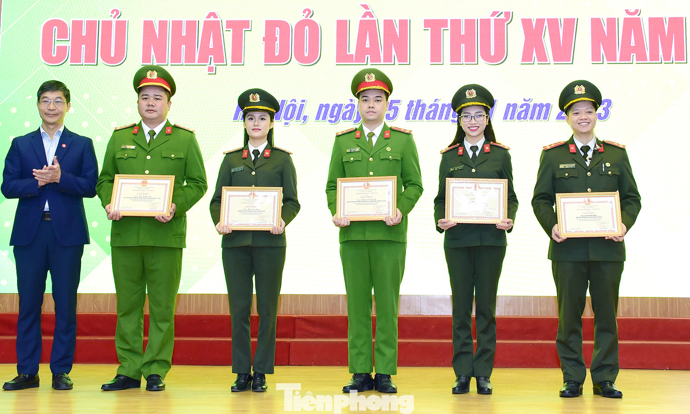 TS.BS. Trần Ngọc Quế tặng giấy khen của Viện Huyết học và Truyền máu Trung ương cho các tập thể và cá nhân có nhiều đóng góp trong phong trào hiến máu năm 2022. Ảnh: Xuân Tùng