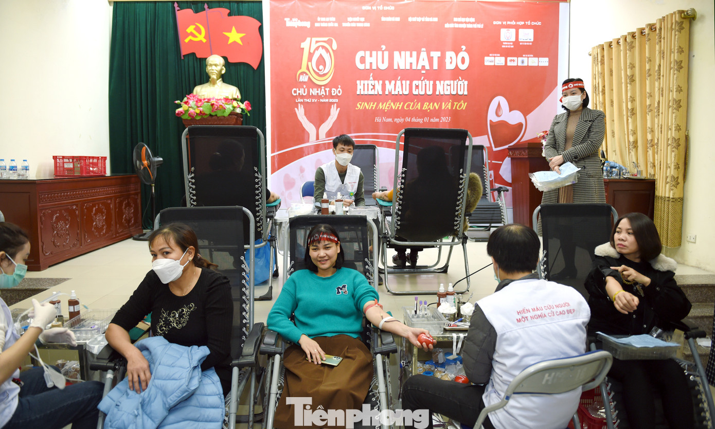 Các tình nguyện viên tham gia hiến máu tại chương trình và lan tỏa thông điệp "Hiến máu cứu người - Sinh mệnh của bạn và tôi". Các tình nguyện viên tham gia hiến máu tại chương trình và lan tỏa thông điệp "Hiến máu cứu người - Sinh mệnh của bạn và tôi".