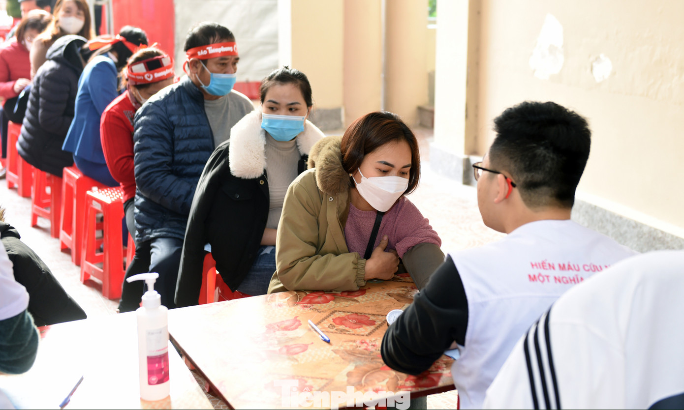 Từ sáng sớm đoàn viên thanh niên, người dân tham gia đăng ký hiến máu. Từ sáng sớm đoàn viên thanh niên, người dân tham gia đăng ký hiến máu.