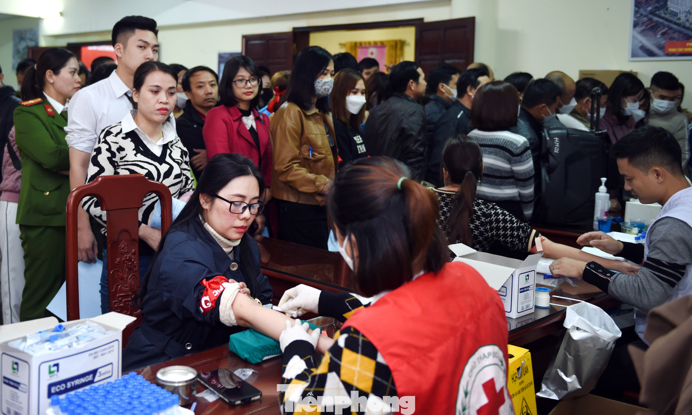 Từ sáng sớm đoàn viên thanh niên, người dân tham gia đăng ký hiến máu. Từ sáng sớm đoàn viên thanh niên, người dân tham gia đăng ký hiến máu.