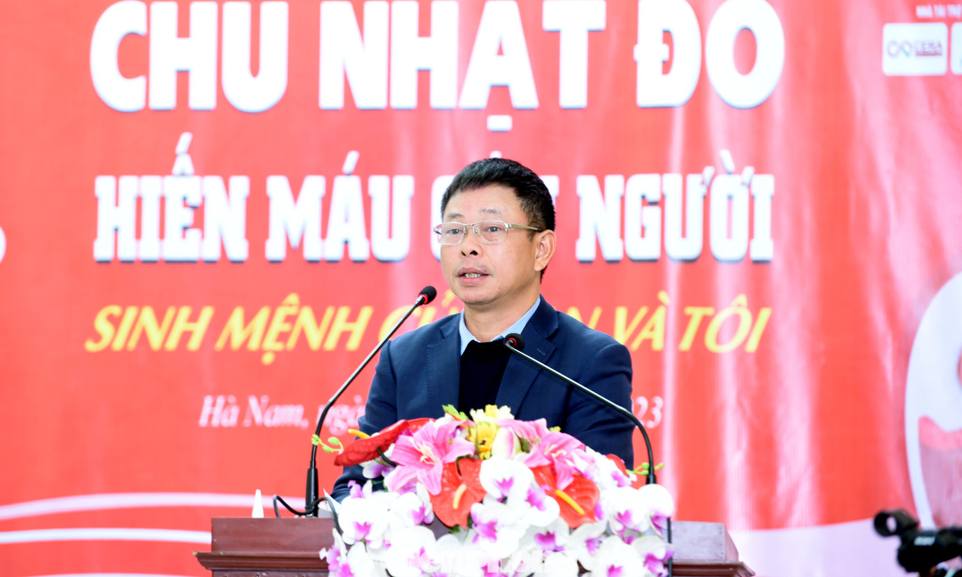 Nhà báo Phùng Công Sưởng phát biểu tại chương trình. Nhà báo Phùng Công Sưởng phát biểu tại chương trình.